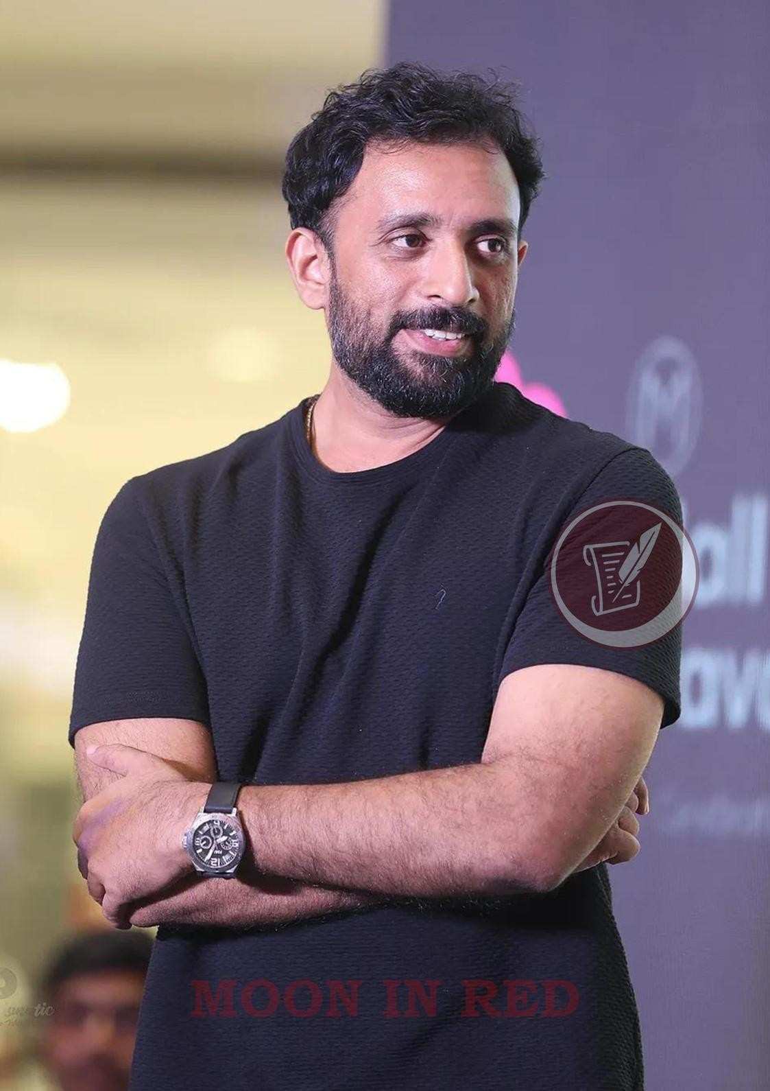 Praneesh Vijayan_MooninRed